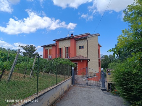 Macerata - Casa indipendente con corte